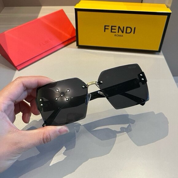 FENDI FF Logo Oversize Sunglasses - Picture 6 of 9